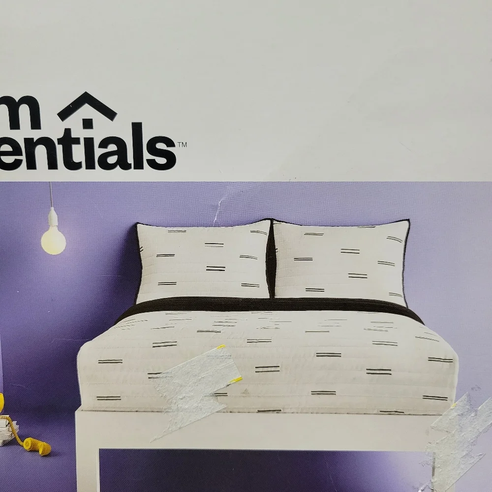 Room Essentials Black & White Satin Quilt Full/Queen Nwt